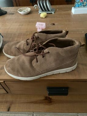 UGG Men's Suede Chukka Boots in Tan/Brown